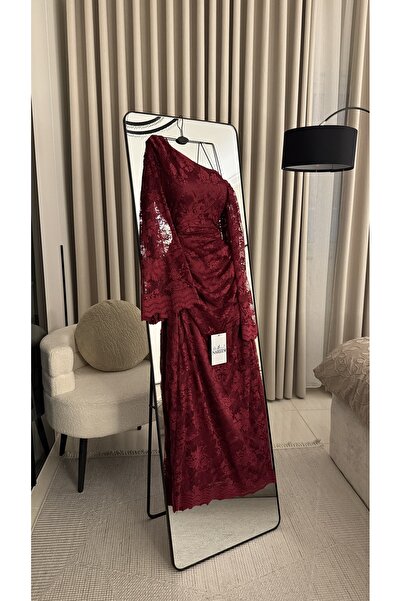 Nareen Fashion An elegant evening dress in a luxurious burgundy color, made of soft lace with sophisticated patterns that add a touch of undeniable luxury.