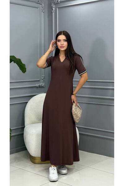 Cannes فستان ماكسي قماش قابل للتمدد بتفاصيل مضلعة ورقبة على شكل حرف V من لولا