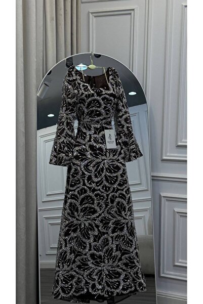 67burdayız An embroidered dress speaks of a duke and an indescribable sensitivity.