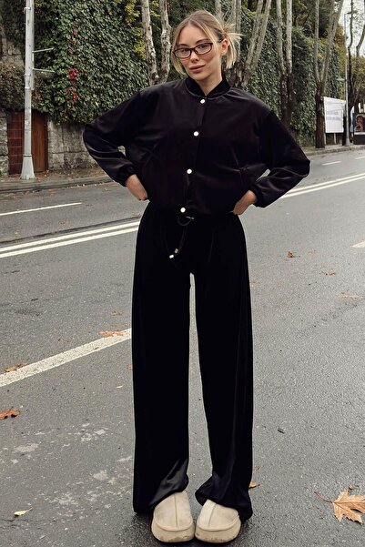 Swist طقم نسائي مكون من سترة وبنطلون بزر ضغط ذهبي على قماش مخملي أسود