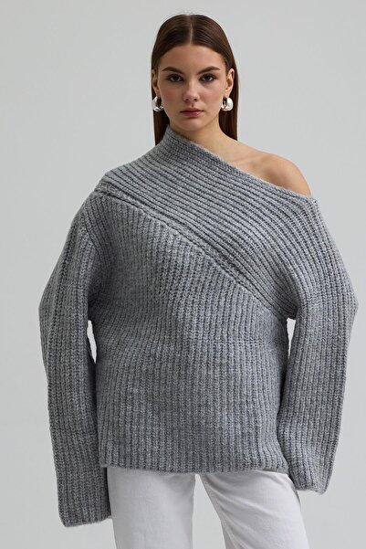 Lijuri Off-Shoulder Knitted Sweater 1392