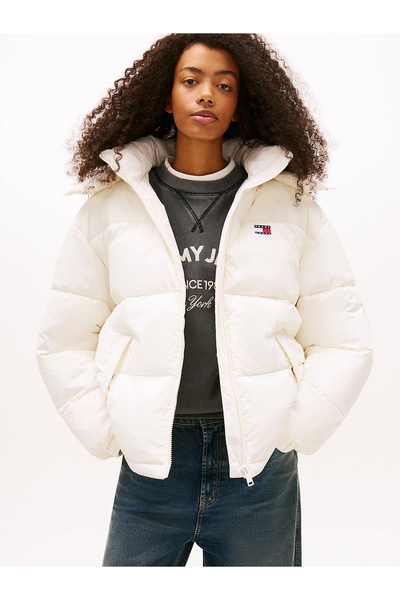 Tommy Hilfiger TJW Büyük Beden Kapüşonlu Bayraklı Şişme Kadın Beyaz Mont DW0D...