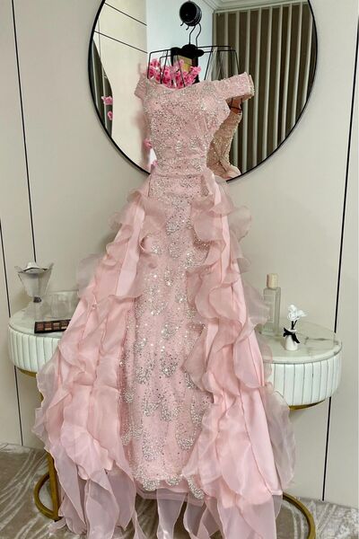 LAMSAT LATIN An elegant pink evening dress with a distinctive design.