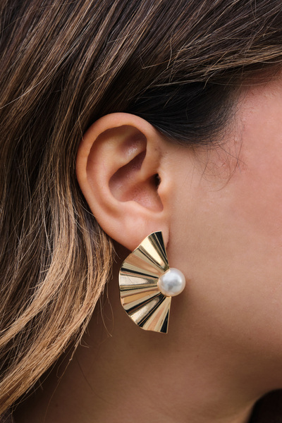 ByFlorya Jewelry أقراط معدنية من اللؤلؤ على شكل طبق VIP مع أطراف فولاذية 4.5 سم