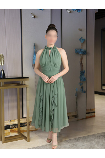 LITSHE A soft dress adorned with elegant roses