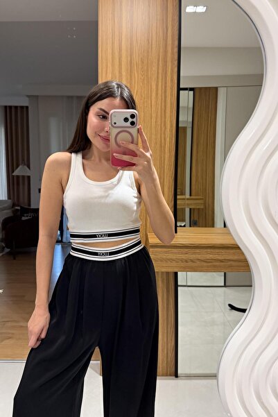 Gizem Ecemiş Lucky Yazılı Beyaz Lastik Detaylı Crop