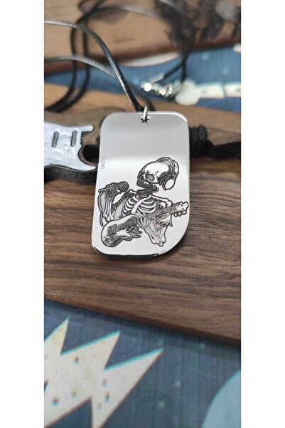 luffy design قلادة على شكل هيكل عظمي يعزف على الجيتار بتصميم خاص منقوش بالليز...