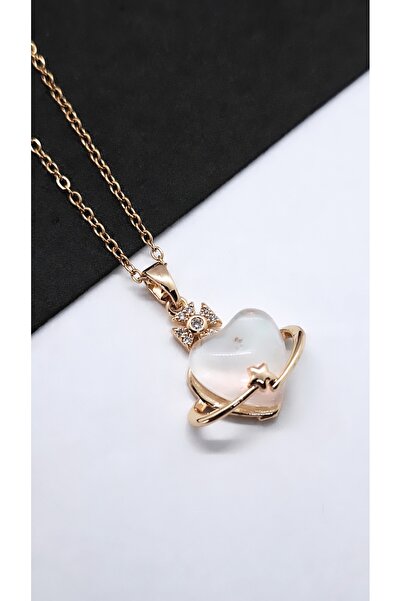Serenity قلادة فولاذية على شكل قلب مع حجر الأوبال وحلقة زحل