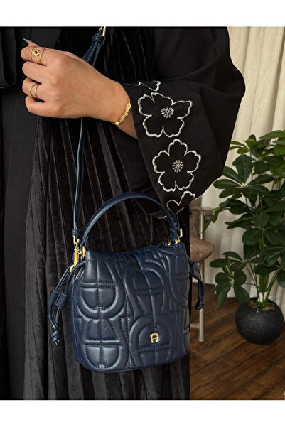 bag Shoulder bag with accessories