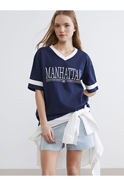 LC Waikiki Γυναικείο μπλουζάκι σε μπλε ναυτικό χρώμα με λαιμόκοψη V και στάμπ...