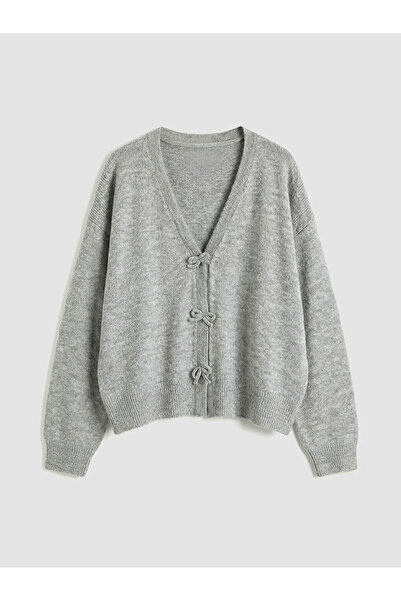 LC Waikiki سترة تريكو نسائية باللون الرمادي برقبة على شكل حرف V