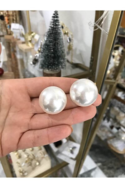 the ASEL İNCİ Top model gold detailed white earrings