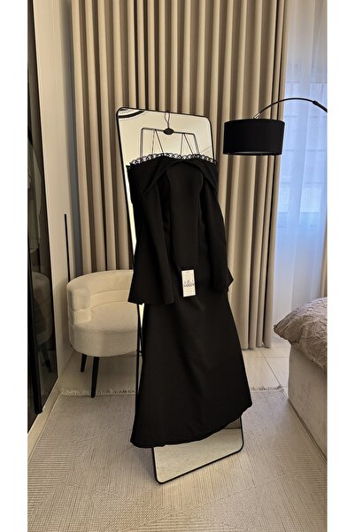 Nareen Fashion An elegant black dress with a sophisticated design that combin...