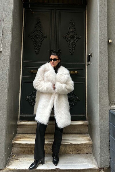 XXL BUTİK Kadın Beyaz Kürk Kruvaze Yaka Düğmeli Oversize Mont ESR001