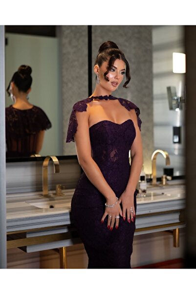 ALGOOD Long purple lace evening dress with a plunging neckline