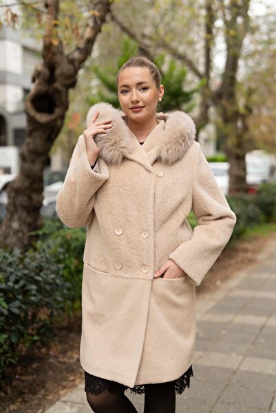 Butik Suat Kapüşon Detay Üstü Tüylü Altı Keçe Detaylı Uzun Kaban