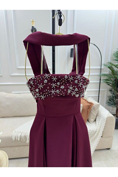 ZAYNAFASHIONSA A delicate evening dress with crystal embroidery