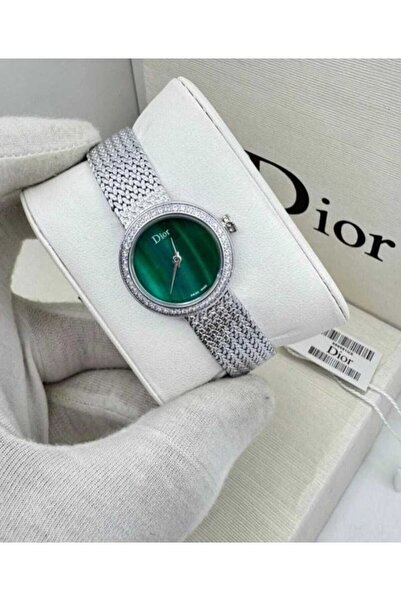CN A women's watch with an elegant design that combines style and practicalit...