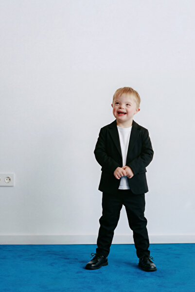 Magu Комплект от памучно черно сако и панталони за момчета - включва бяла тен...