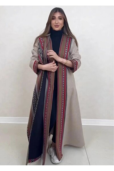 WarD A royal women's fur coat made of luxurious velvet, featuring a modern Sa...