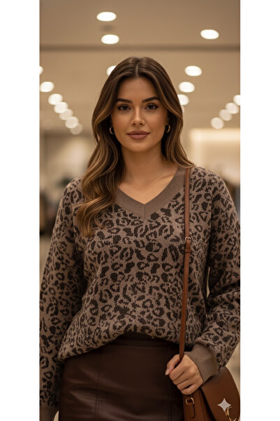 MODA Ένα πολυτελές πλεκτό πουλόβερ λεοπάρ υψηλής ποιότητας με λαιμόκοψη σε σχ...