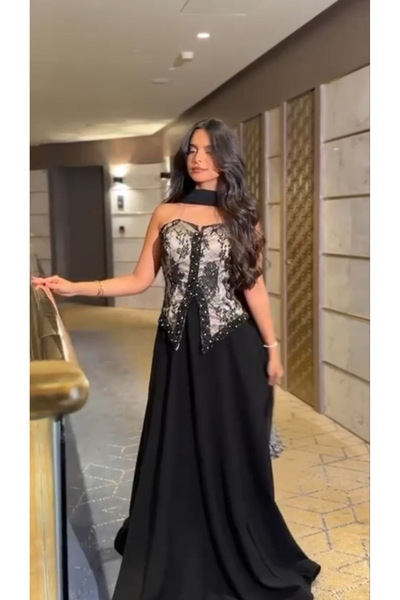 Verona A luxurious evening dress with a princess cut and delicate embroidery.