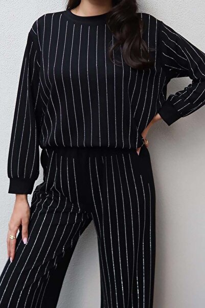 XXL BUTİK طقم نسائي مكون من قطعتين بتفاصيل حجرية سوداء لامعة – سويت شيرت وبنط...