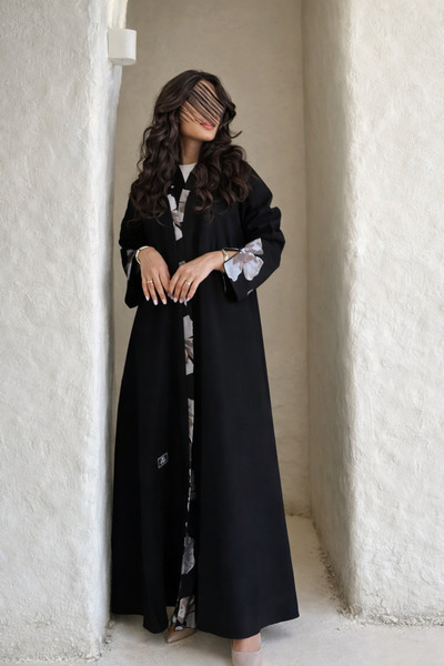 Elena عباية ورد رمادي سوداء شتوية كريب واقف – قصة ربع كلوش بتطريز ورد رمادي أنيق مع طقطق مخفي وطرحة هدية
