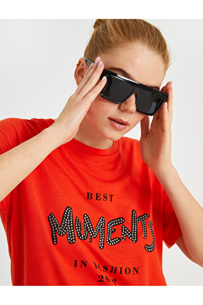 Koton تي شيرت مطبوع عليه شعار بأكمام قصيرة وياقة دائرية