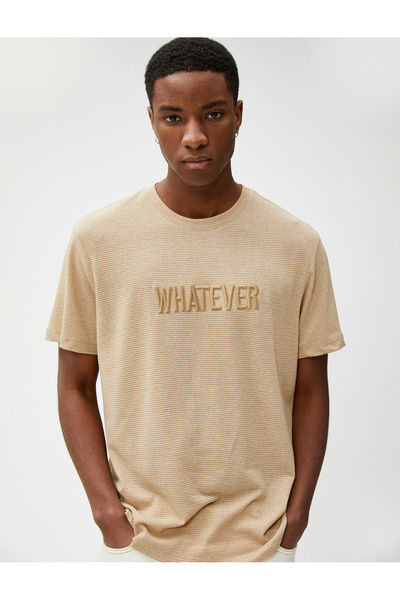 Koton تيشيرت مطرز بشعار، بياقة دائرية وأكمام قصيرة من قماش التشويد