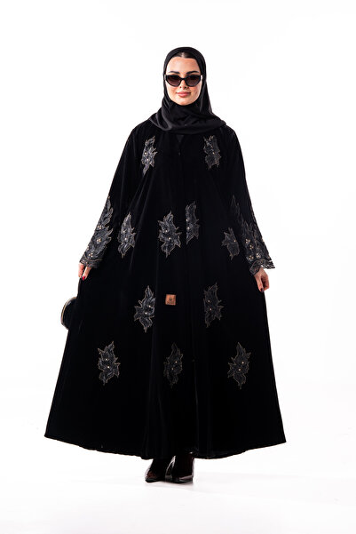 Hasnaa Abaya Razan's winter abaya in black