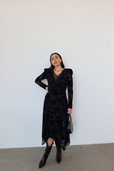 Özge Özgenç V Yaka Flok Baskılı Elbise