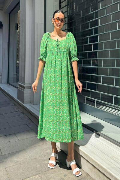 FOR YOU MODA Langes grünes Kleid aus Viskose mit Raffungen und Schlitzmuster