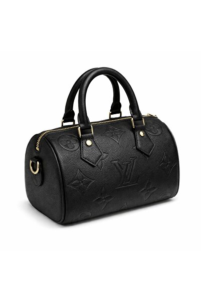 Generic A luxurious women's handbag with an elegant, classic design.
