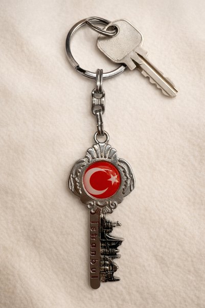 Elen Turkish Flag Istanbul Themed Keychain in the Shape of a Key in Metal