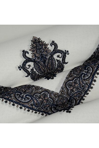 Al Fares The knight's headdress is embroidered