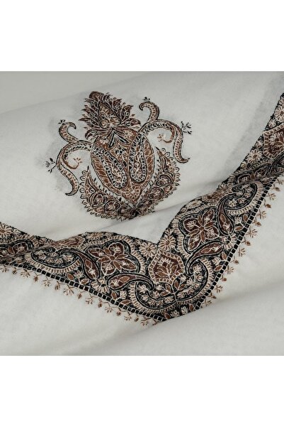 Al Fares The knight's headdress is embroidered