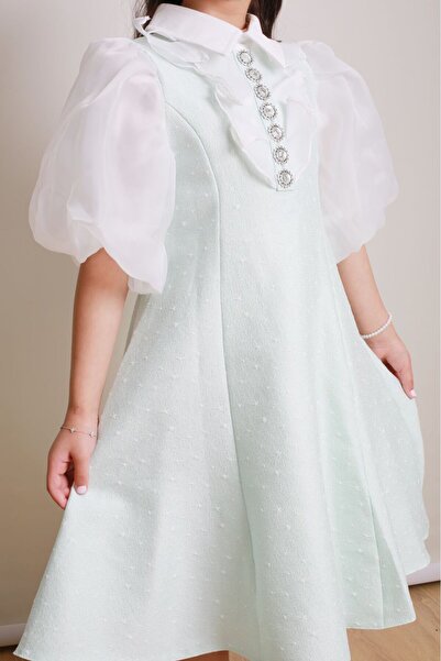 gmax A girl's dress with a beautiful pattern.