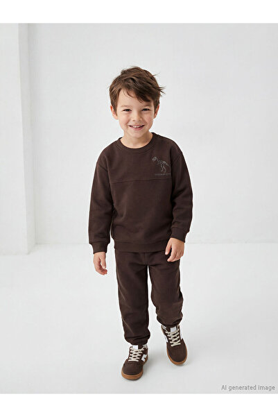 LC Waikiki RMZ GİYİM FARKIYA سترة سميكة وبنطلون رياضي للأولاد مطبوع عليه ديناصور