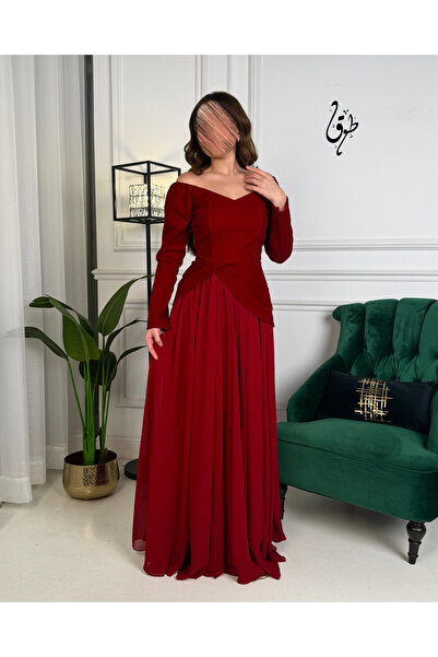 toog A burgundy evening dress with an elegant design and a flowing long skirt.
