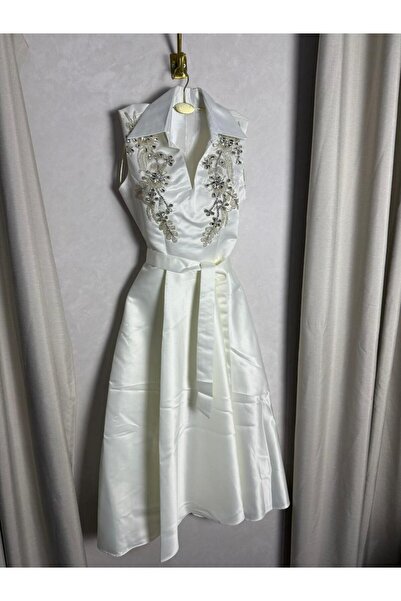 KALDE فستان ابيض قصير لياقة بفصوص يدوي مع الحزام