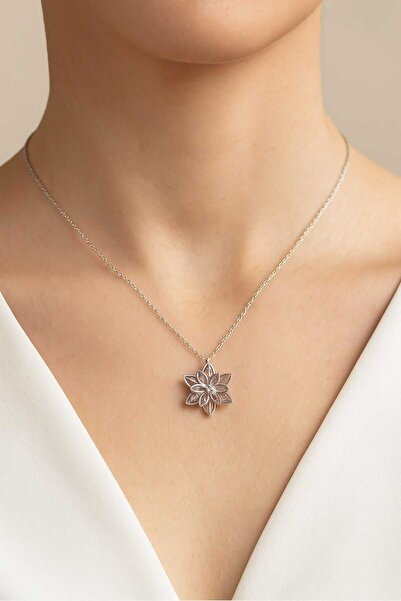 NKIE JEWELS قلادة من الفولاذ المقاوم للصدأ على شكل زهرة اللوتس باللون الفضي و...