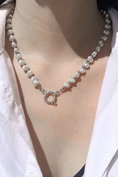 Tuncel Store قلادة من اللؤلؤ على شكل قفل الباروك للسيدات باللون الفضي - 2910