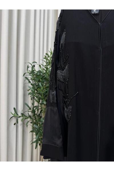 NALA FASHION A black abaya embroidered with understated luxury