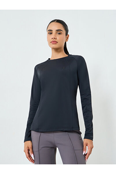 Styli Women Pocket Rubber Logo Thumbhole Top