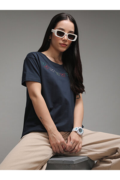 Dillinger By Styli تيشيرت نسائي بقصة مربعة مطرز بالفراشات