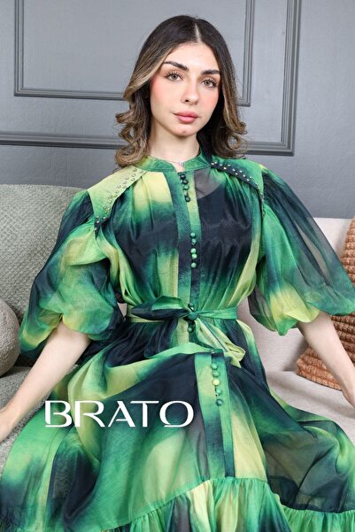 BRATO Organs dress with a wide, flowing design, elegant and modern