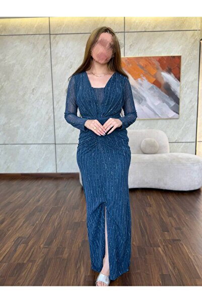 Generic A distinctive evening dress in a shiny navy blue color.