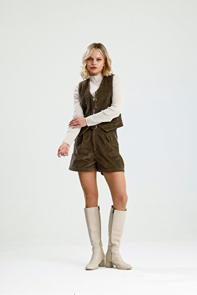 Rose Quenn İnce Fitilli Kadife Kumaşın'dan Kısa Kışlık Şort