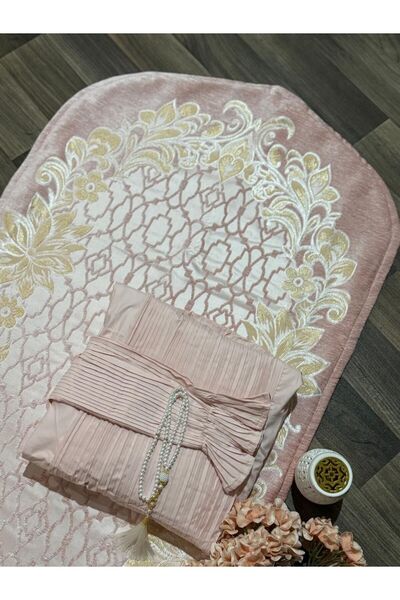 Gerenic A soft prayer rug with a luxurious design, complete with a prayer mat...